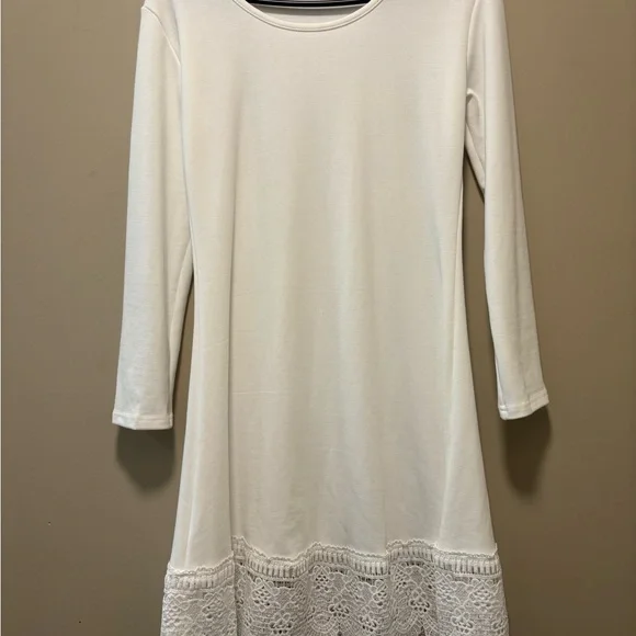 Elegant White Dress with Lace Hem - Picture 1 of 3